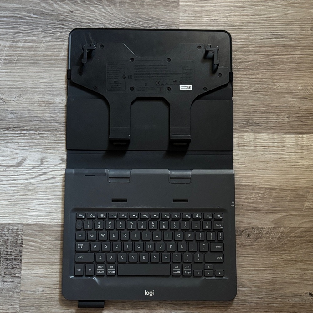 Logitech Universal Folio With Keyboard Case - Picture 3 of 11